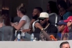 惬意啊🍸️！詹姆斯喝着小酒 现场观战NFL49人队与公羊队的比赛