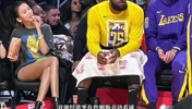 NBA最强美腿球迷，能经常坐在詹姆斯旁边看球竟因为这个老头