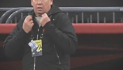 不愧是俄罗斯人！别的教练球员被子裹棉袄，申花主教练外套套毛衣